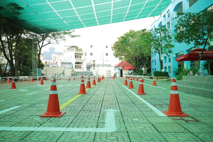 Điểm nhấn của buổi tập huấn là phần hướng dẫn thực hành trực tiếp trên sa hình. Tại đây, các em học sinh được cán bộ CSGT hướng dẫn những thao tác cơ bản khi điều khiển phương tiện, từ tư thế ngồi, cách cầm lái, giữ thăng bằng đến khả năng quan sát và xử lý tình huống trong quá trình di chuyển 