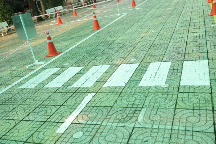 Khu vực sa hình mô phỏng tình huống tham gia giao thông qua khu vực có vạch kẻ dành cho người đi bộ qua đường. Các vạch sang đường dành cho người đi bộ được bố trí trên sa hình, giúp học sinh nhận biết biển báo, vạch kẻ đường và nâng cao ý thức nhường đường, bảo đảm an toàn cho người tham gia giao thông
