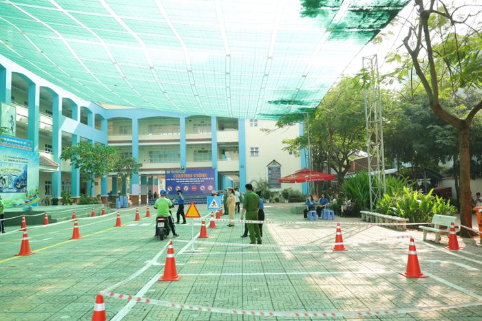  Việc đưa các bài tập thực hành vào chương trình tuyên truyền giúp kiến thức an toàn giao thông trở nên gần gũi, dễ tiếp thu hơn. Qua đó, học sinh hiểu rằng lái xe an toàn không chỉ dừng lại ở việc điều khiển được phương tiện mà còn đòi hỏi sự tập trung, khả năng quan sát, phán đoán và đặc biệt là ý thức tự giác chấp hành các quy định pháp luật