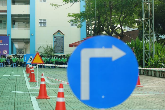 Sa hình đào tạo kỹ năng lái xe an toàn cho các em học sinh được ban tổ chức thiết kế, triển khai công phu, sát với thực tế khi các em tham gia giao thông 