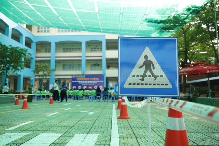 Sa hình tập huấn được bố trí trực quan với hệ thống biển báo, vạch kẻ đường và các chướng ngại vật mô phỏng tình huống giao thông thực tế, giúp học sinh làm quen với các quy tắc và kỹ năng điều khiển phương tiện an toàn 