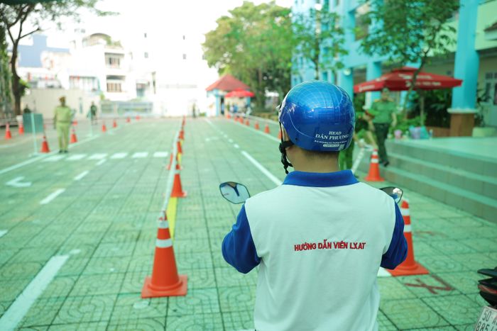  Dưới sự hướng dẫn của cán bộ CSGT, kỹ thuật viên lái xe an toàn của Honda Việt Nam sẽ lần lượt vượt qua các thử thách được sắp đặt trong sa hình như: Đi theo hướng dẫn biển báo; cách quan sát - nhập làn an toàn; cách nhường đường đúng cách cho người đi bộ qua đường; sử dụng đèn xi nhan đúng cách để chuyển làn đường...