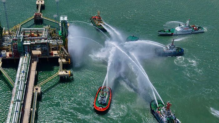 Theo tình huống: Trên boong tàu và mặt biển, đe dọa cầu cảng và các tuyến ống. Có 36 thủy thủ, trong đó 6 người bị thương; 6 người sử dụng xuồng cứu sinh thoát nạn; 24 người nhảy xuống biển và trôi dạt trên mặt nước