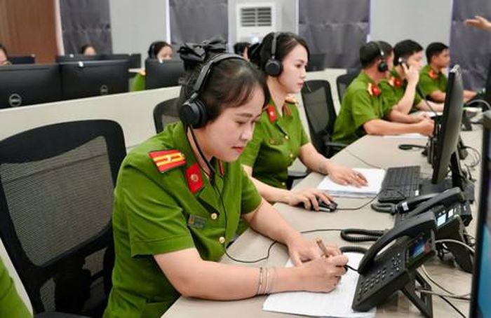 Cán bộ chiến sĩ thực hiện nhiệm vụ tại Trung tâm chỉ huy CATP - Ảnh: Thắng Lợi