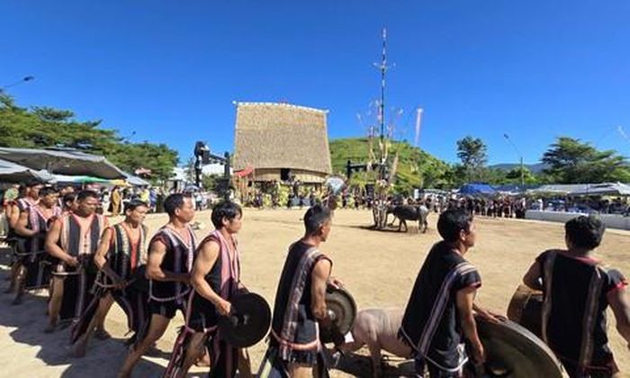 Cồng chiêng ngân vang trong lễ hội.