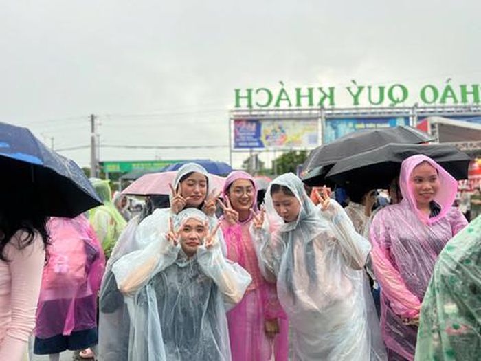 Dù trời mưa cũng không ngăn được các bạn sinh viên đến với ngày hội an ninh mạng