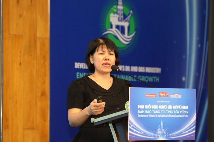 Tiến sĩ Đặng Thị Thu Hoài, Trưởng Phòng Kinh tế Ngành và Địa phương, Viện Nghiên cứu Chính sách và Chiến lược, Ban Chính sách, Chiến lược Trung ương phát biểu.