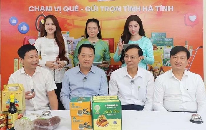 Lãnh đạo các sở, ngành ở Hà Tĩnh tham gia livestream quảng bá sản phẩm địa phương