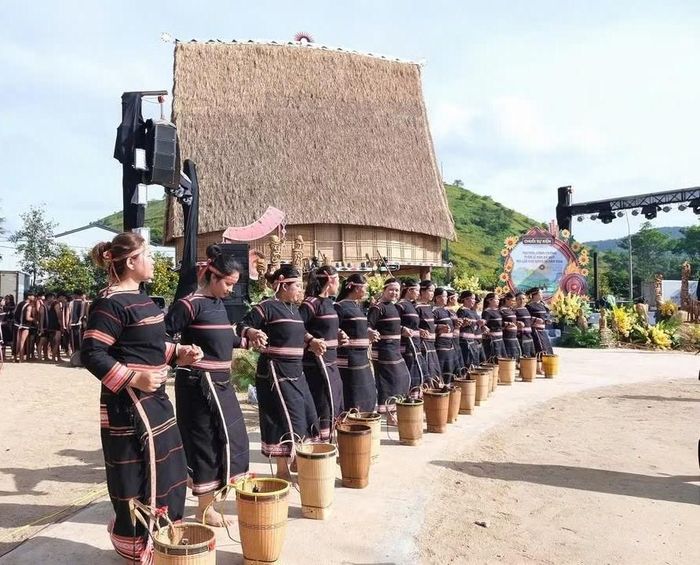 Những điệu múa mang tính đặc trưng của các thiếu nữ người Jrai.
