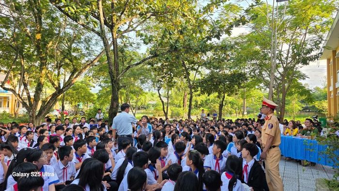 Cán bộ Công an đã phổ biến những quy định cơ bản của pháp luật về an toàn giao thông