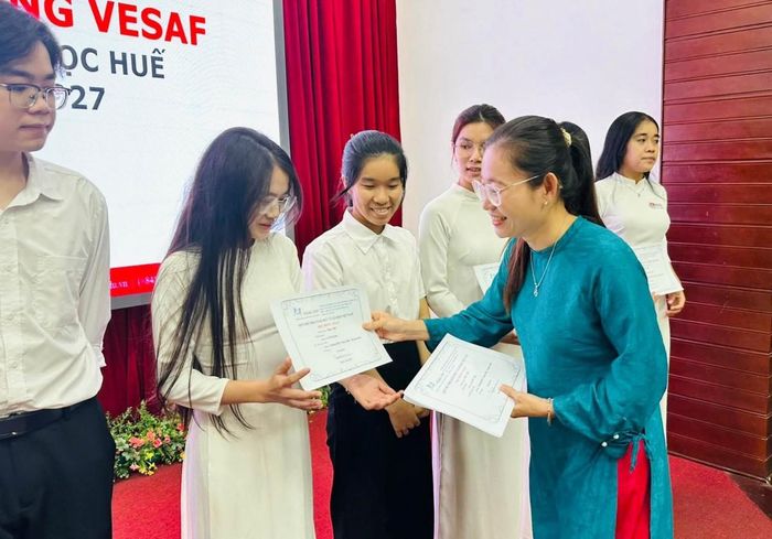 Những suất học bổng được trao tận tay các em