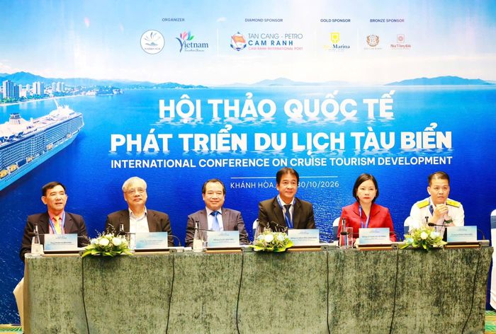 Đoàn đại biểu lãnh đạo chủ trì hội thảo.