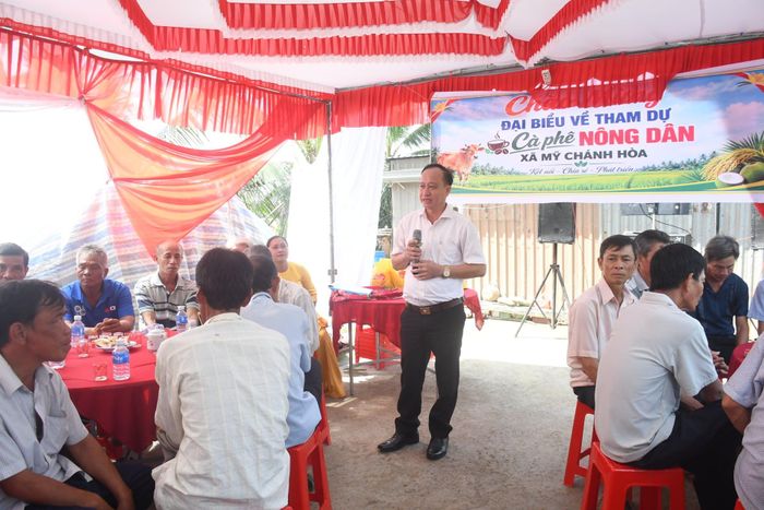 Các đại biểu tham dự và trao đổi tai chương trình Cà phê Nông dân xã Mỹ Chánh Hòa