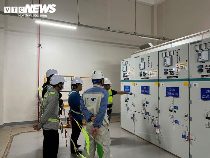 Mạng lưới đường ống ngầm kết nối khu vực bể chứa với khu bay, tích hợp hệ thống điều khiển và giám sát tự động. Hạ tầng này cho phép cung ứng nhiên liệu liên tục, đáp ứng nhu cầu khai thác của sân bay trong giai đoạn đầu cũng như các giai đoạn phát triển tiếp theo.