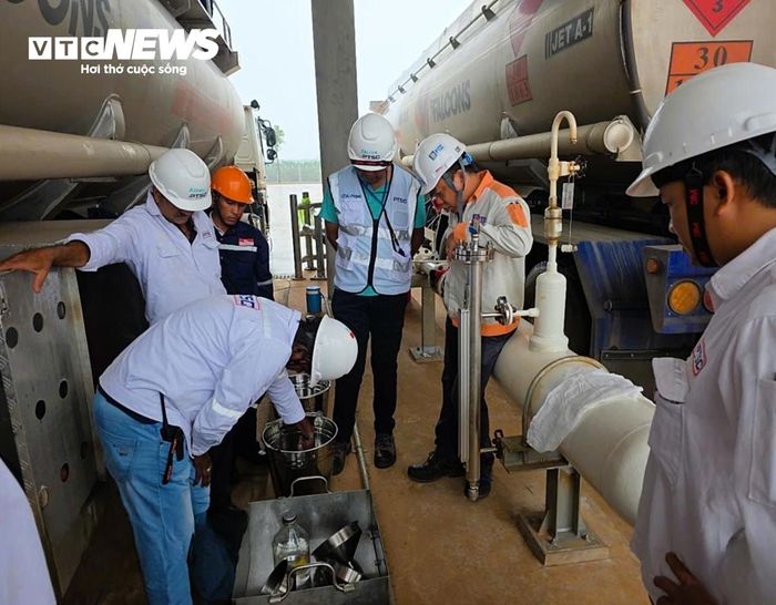 Theo thiết kế, hệ thống gồm 6 bồn chứa nhiên liệu với tổng dung tích 36.000 m³, 10 bơm nhập có tổng công suất 600 m³/giờ và 4 bơm cấp với tổng công suất 1.816 m³/giờ. Toàn bộ hạ tầng được thiết kế tuân thủ các tiêu chuẩn của Hiệp hội các nhà cung cấp nhiên liệu hàng không quốc tế (JIG).