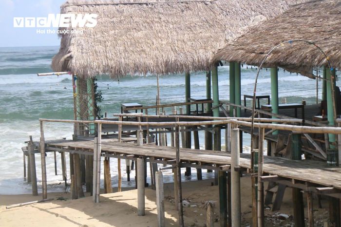UBND xã Chân Mây - Lăng Cô tổ chức các cuộc làm việc với các hộ kinh doanh tại khu vực Bình An (Vịnh Chân Mây), Loan Lý và Đông Dương (Vịnh Lăng Cô), tuyên truyền quy định về đất đai, quy hoạch, xây dựng, đồng thời vận động tự tháo dỡ công trình vi phạm.