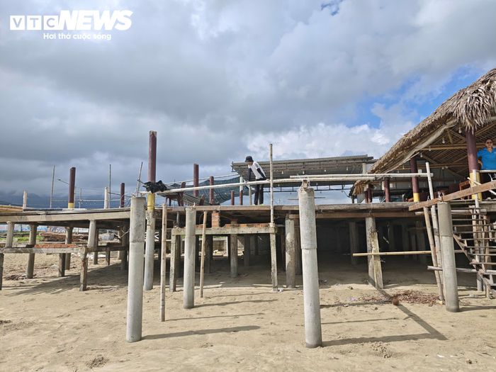 Những công trình trái phép này cứ thế tồn tại suốt nhiều năm làm xấu xí hình ảnh của Vịnh Lăng Cô.