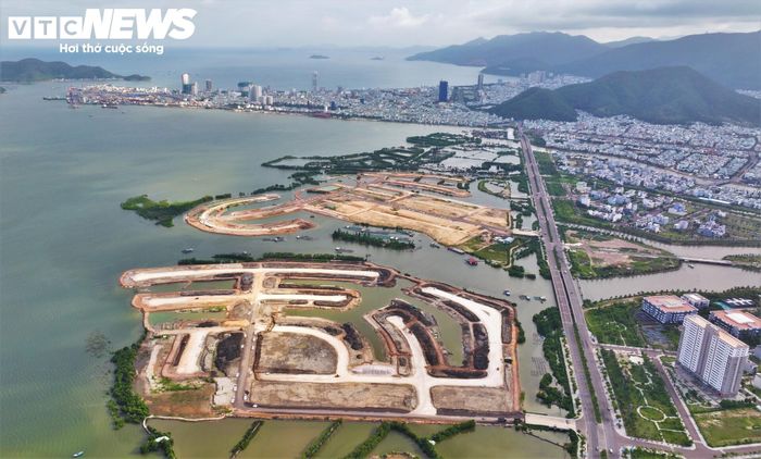 Các khu đất thương mại - dịch vụ mới rộng 27.250,9 m² cũng được quy hoạch ra sát mặt tiền đường lớn Võ Nguyên Giáp. Ngoài ra, dự án được bổ sung thêm 12.786,1 m² đất dành cho các công trình công cộng, bao gồm đất giáo dục (xây dựng trường liên cấp từ mầm non đến THCS) và đất y tế.