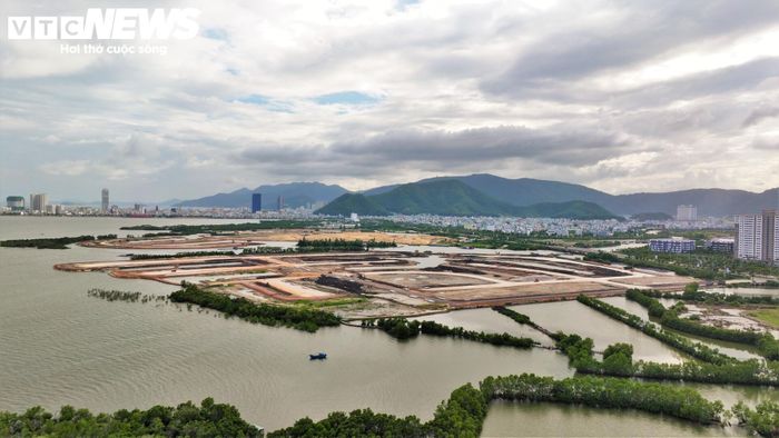 Cụ thể, 222.361 m² diện tích đất biệt thự phục vụ du lịch trước đây được điều chỉnh thành 239.276 m² đất nhà ở thấp tầng (chiều cao 1-3 tầng, mật độ xây dựng 40-73%). Đất thương mại - dịch vụ cũ 13.694 m² được chuyển đổi thành đất ở để xây dựng nhà chung cư cao khoảng 15 tầng (mật độ xây dựng 39%).