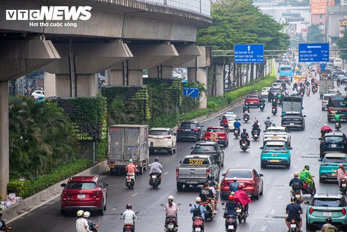 Ghi nhận của PV Báo Điện tử VTC News ngày 30/10 trên đường Nguyễn Trãi, 3 trụ đường sắt đô thị, đoạn trước Royal City đang được bao quanh bởi hệ thống cây xanh. Đơn vị thi công lắp đặt giàn thép bao quanh thân trụ, tạo không gian cho cây phát triển theo chiều đứng.