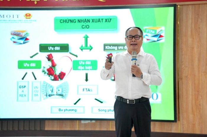 Quyền Trưởng phòng Quản lý Xuất nhập khẩu khu vực III, Cục Xuất nhập khẩu, Bộ Công Thương Trần Ngọc Bình chia sẻ nội dung tập huấn. (Ảnh: Tây Ninh Online)