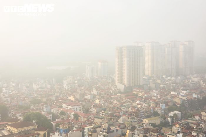 Lớp sương mù dày đặc bao phủ khu vực nội đô Hà Nội, khiến các tòa nhà cao tầng như chìm vào màn sương trắng đục, sáng 31/10.