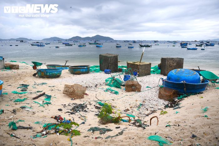 Nguyễn Văn Tiến, người dân thôn Bình Lập, xã Nam Cam Ranh, cho biết trước đây, nước biển ở đây trong xanh, bãi cát sạch đẹp, thu hút đông đảo người dân địa phương đến tắm, nhất là vào các dịp lễ, Tết. Tuy nhiên giờ đây biển ở khu vực này trở nên xấu xí và dơ bẩn.