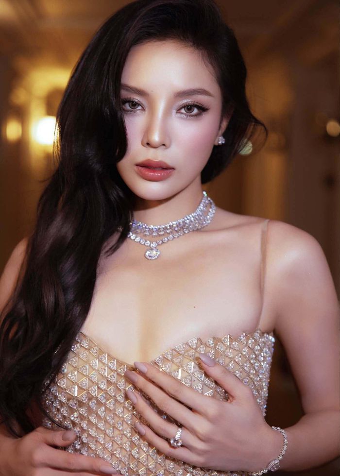 Hơn 10 năm kể từ khi đăng quang Hoa hậu Việt Nam 2014, Kỳ Duyên không chỉ khẳng định vị trí trong làng giải trí mà còn được đánh giá là một trong những người đẹp có màn thay đổi ấn tượng về nhan sắc.