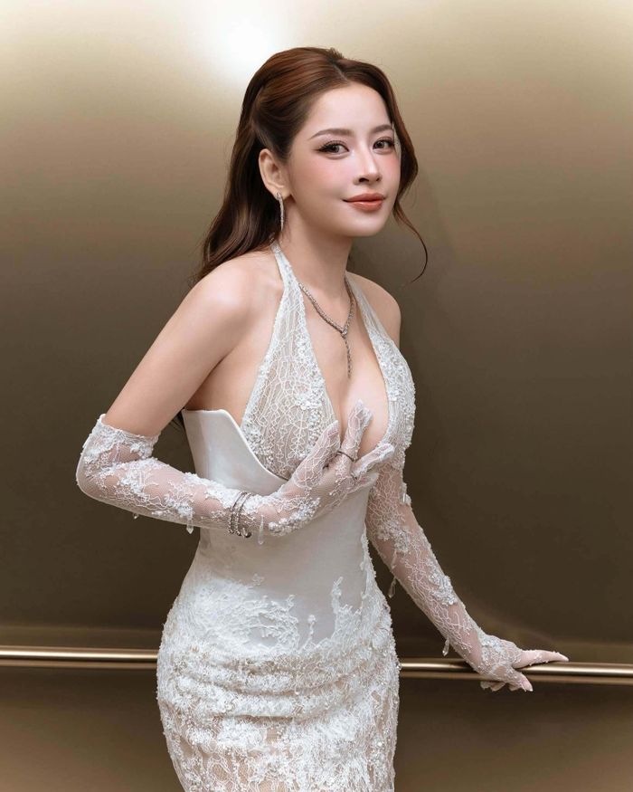 Những năm qua, ca sĩ sinh năm 1993 có nhiều thay đổi về phong cách sau thời gian hoạt động tại Trung Quốc. Cô thường xuyên xuất hiện với những tạo hình gợi cảm tại sự kiện thời trang, sân khấu âm nhạc và các chương trình giải trí.