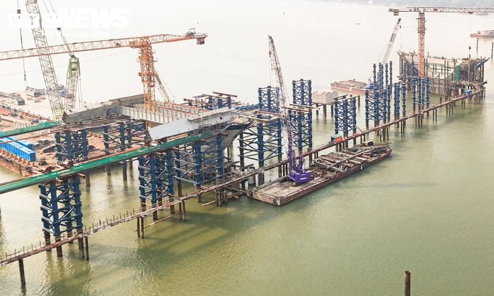 Sau hơn một năm triển khai, nhiều hạng mục quan trọng của phần cầu chính đã được hoàn thành. Theo thông tin từ chủ đầu tư, đơn vị thi công đã hoàn thành 128 cọc khoan nhồi và 7 bệ trụ cầu.