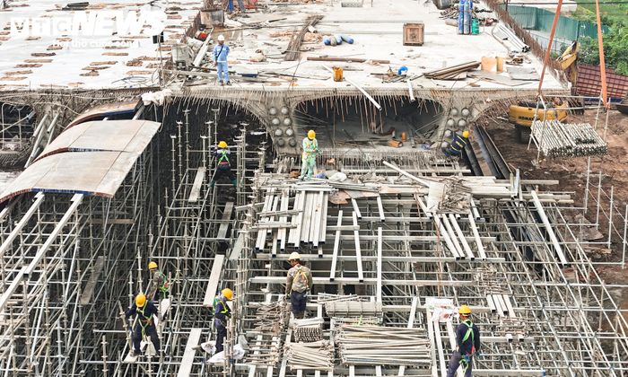 Tại công trường, các nhà thầu đang duy trì 28 mũi thi công với khoảng 700 nhân sự cùng hơn 120 máy móc, thiết bị chuyên dụng. 