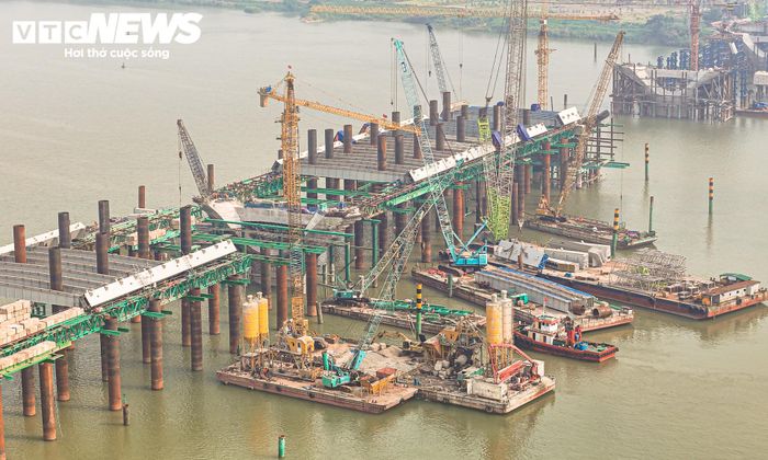 Vào những ngày cuối tháng 10/2026, công trường cầu Trần Hưng Đạo đang được triển khai đồng loạt tại nhiều vị trí. Các trụ cầu đã dần hiện rõ trên mặt sông, trong khi hoạt động thi công kết cấu thép được đẩy mạnh ở khu vực hai đầu cầu.