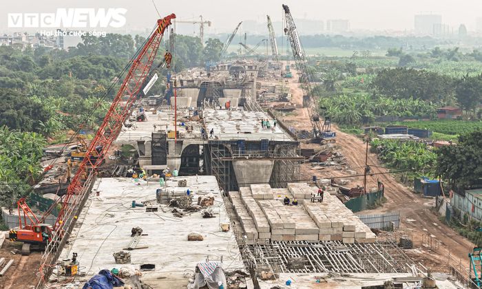 Các nhóm công nhân được bố trí tại nhiều khu vực, tập trung thực hiện những phần việc theo kế hoạch của dự án.