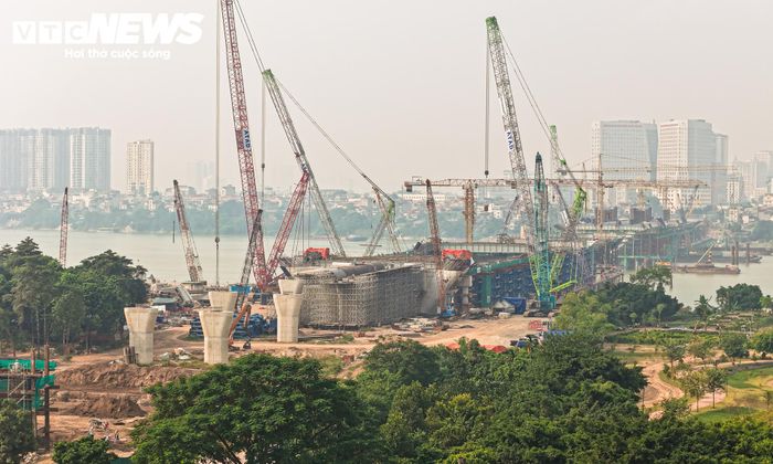 Hiện dự án chuyển sang giai đoạn thi công kết cấu thép. Khoảng 26.275 tấn thép phục vụ công trình đã được đưa về các nhà máy để gia công. Việc vận chuyển các cấu kiện đến công trường và tổ chức lắp dựng được thực hiện theo từng giai đoạn, nhằm bảo đảm sự liên tục giữa khâu sản xuất và thi công.