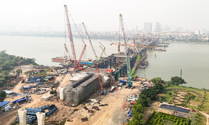 Ở khu vực phường Hồng Hà, công nhân đang triển khai thi công dầm thép. Hoạt động thi công diễn ra tại nhiều vị trí, tạo nên không khí khẩn trương trên công trường.