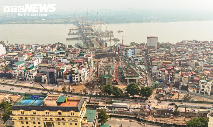 Điểm đầu công trình nằm tại khu vực nút giao giữa các tuyến phố Trần Hưng Đạo, Trần Thánh Tông và Lê Thánh Tông. Phía bên kia sông, cầu kết nối với phố Nguyễn Sơn, thuộc địa bàn phường Long Biên và phường Bồ Đề.