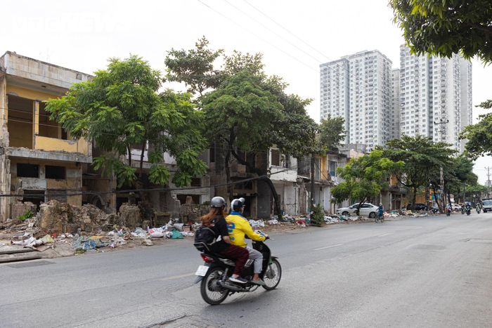 Ngoài ra, quá trình rà soát bổ sung khối lượng công trình ngầm, nổi phải di dời và hoàn trả như hệ thống điện, cấp thoát nước, viễn thông cho thấy nhiều hạng mục phức tạp hơn so với khảo sát ban đầu. Dự án cũng bổ sung phạm vi giải phóng mặt bằng phần nửa tuyến bên phải, đoạn từ đường Nguyễn Khuyến đến nút giao Xa La, thuộc phường Hà Đông.