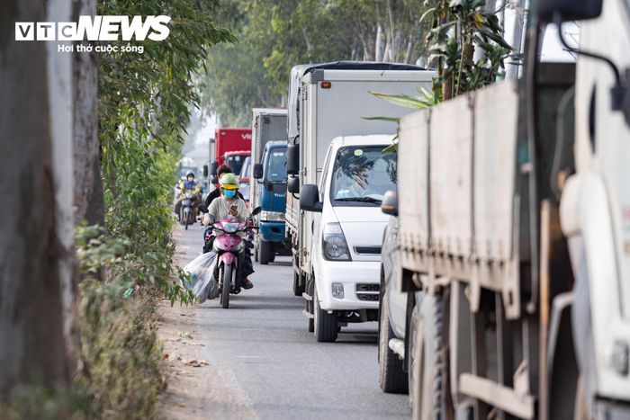 Ban Đô thị HĐND TP Hà Nội đánh giá việc điều chỉnh chủ trương đầu tư là cần thiết, đồng thời đề nghị UBND thành phố rà soát, thống nhất số liệu về chiều dài tuyến giữa các hồ sơ, văn bản. Công tác chuẩn bị quỹ tái định cư cũng cần được làm rõ để bảo đảm quyền lợi của các hộ dân bị ảnh hưởng. Với khối lượng giải phóng mặt bằng lớn, liên quan đến nhiều địa bàn và hàng trăm hộ dân cần bố trí tái định cư, tiến độ dự án phụ thuộc đáng kể vào khả năng hoàn thành công tác thu hồi đất, bàn giao mặt bằng. Đây cũng là yếu tố quan trọng để bảo đảm mục tiêu hoàn thành tuyến đường vào quý IV/2027.