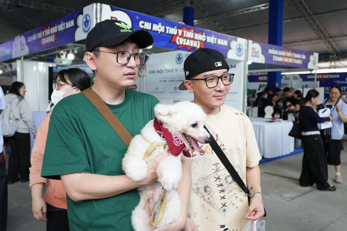 Nhiều bạn trẻ đưa thú cưng tới tham gia ngày hội.