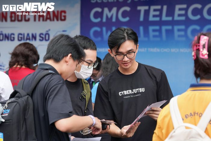 “Chỉ một quyết định thiếu thận trọng cũng có thể khiến tài khoản bị xâm nhập, dữ liệu cá nhân bị đánh cắp hoặc trở thành điểm khởi đầu của một vụ lừa đảo. Do đó, năng lực tự bảo vệ trên không gian mạng cần trở thành kỹ năng thiết yếu của mỗi công dân số”, ông Quân nói.