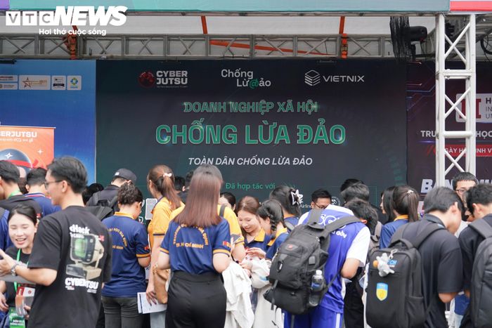 Không khí tại các gian hàng trải nghiệm cũng thu hút đông đảo sinh viên tham gia. Thay vì chỉ tiếp nhận kiến thức qua các bài thuyết trình, người tham dự được trực tiếp xử lý câu hỏi, nhận diện tình huống giả mạo và tìm hiểu các công cụ bảo vệ trên môi trường mạng.
