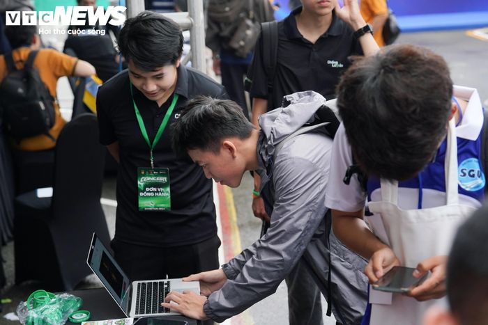 “Được có mặt tại Ngày hội Sinh viên An ninh mạng và trực tiếp trải nghiệm, em có thêm nhiều kiến thức quý báu. Những thông tin này không chỉ giúp ích cho bản thân em mà còn có thể chia sẻ với nhiều sinh viên đến từ các trường khác”, Hào nói.