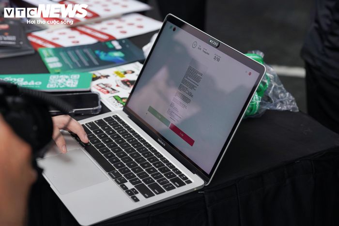 Tại gian hàng của Chống Lừa Đảo, sinh viên được tham gia trò chơi phân biệt website chính thống và website giả mạo, nhận diện video được tạo bằng AI, tin nhắn hoặc email có dấu hiệu thu thập trái phép thông tin cá nhân.