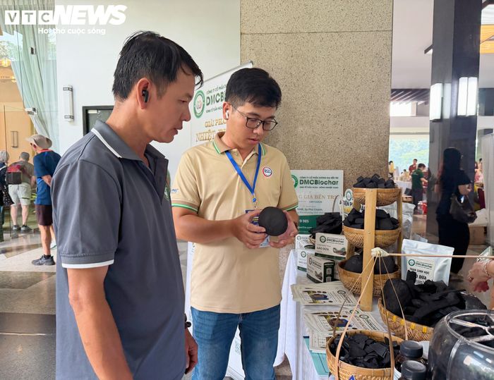 Theo anh Tú (đứng bên phải), than sinh học (biochar) từ phụ phẩm nông nghiệp có thể được sử dụng để cải tạo đất, hỗ trợ sản xuất nông nghiệp.