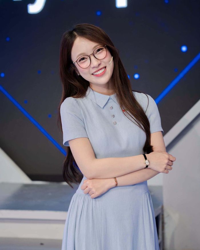 Khánh Vy là thế hệ MC trẻ tài năng, năng động và học vấn cao của VTV.