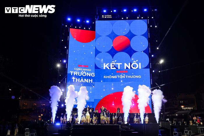 Với chủ đề “Kết nối không tổn thương”, chiến dịch Không Một Mình 2026 hướng tới xây dựng môi trường mạng lành mạnh, nơi trẻ em và thanh thiếu niên được tự do khám phá, học hỏi, kết nối nhưng vẫn được bảo vệ, lắng nghe và tôn trọng.