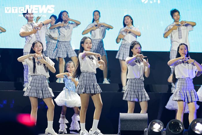Một trong những hoạt động thu hút sự chú ý tại lễ khai mạc là Minishow “Kết nối học đường”, sân chơi nghệ thuật dành cho học sinh và các Đại sứ An toàn số học đường. Thông qua âm nhạc và những màn trình diễn sáng tạo, các em trực tiếp truyền tải thông điệp về tình bạn, sự tôn trọng và cách xây dựng những mối quan hệ lành mạnh trên không gian mạng.