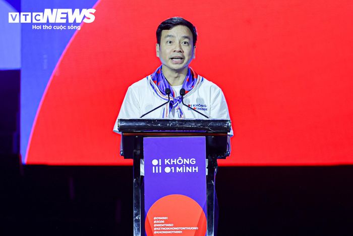 Phát biểu tại chương trình, Trung tướng Lê Xuân Minh nhấn mạnh sự cần thiết phải xây dựng hệ sinh thái bảo vệ trẻ em toàn diện trên không gian mạng, với sự phối hợp chặt chẽ giữa các cơ quan quản lý, gia đình, nhà trường và cộng đồng. Trong đó, cha mẹ và thầy cô cần chủ động lắng nghe, trò chuyện, đồng hành cùng trẻ để sớm nhận diện những nguy cơ, kịp thời hỗ trợ khi các em gặp vấn đề trên môi trường số.