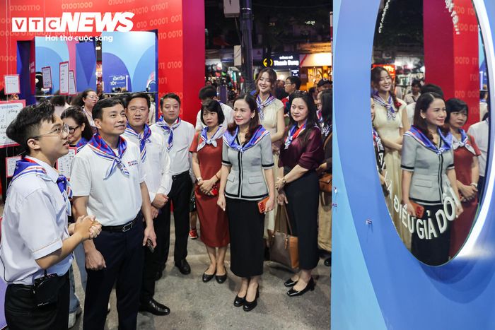 Tiếp nối chiến dịch được triển khai từ năm 2025, năm nay, Không Một Mình trở lại với chủ đề “Kết nối không tổn thương”, hướng đến trang bị kiến thức, kỹ năng nhận diện và phòng tránh các nguy cơ trên môi trường số cho trẻ em, thanh thiếu niên. Chiến dịch đồng thời kêu gọi sự phối hợp của gia đình, nhà trường, cơ quan quản lý, tổ chức xã hội và doanh nghiệp trong xây dựng môi trường mạng an toàn.