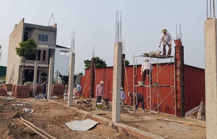 Thi công nhà mới tại Khu tái định cư Thư Lâm. Ảnh: Hải Ngọc